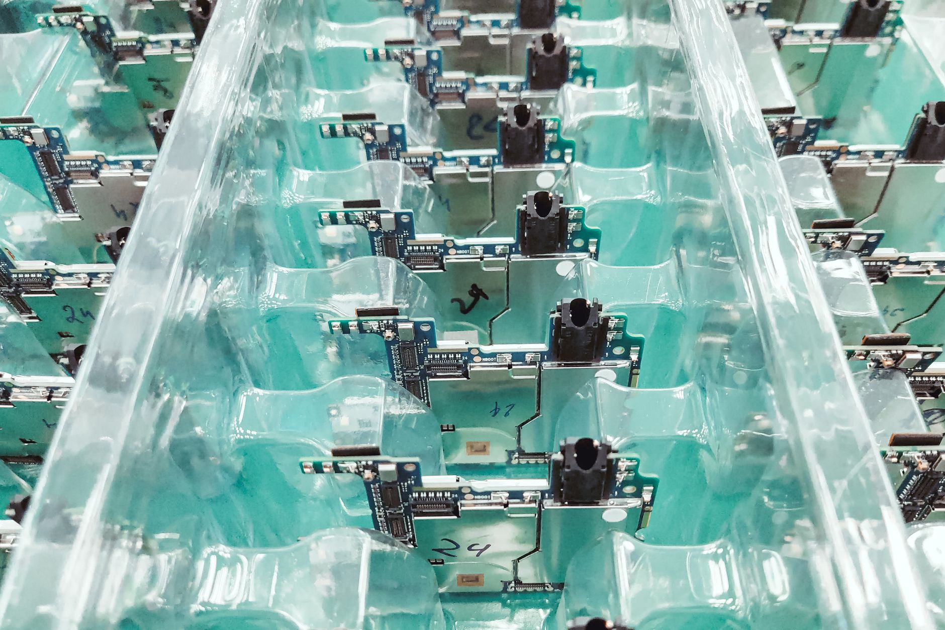 半導體生產線一景，代表AI基礎建設持續擴張